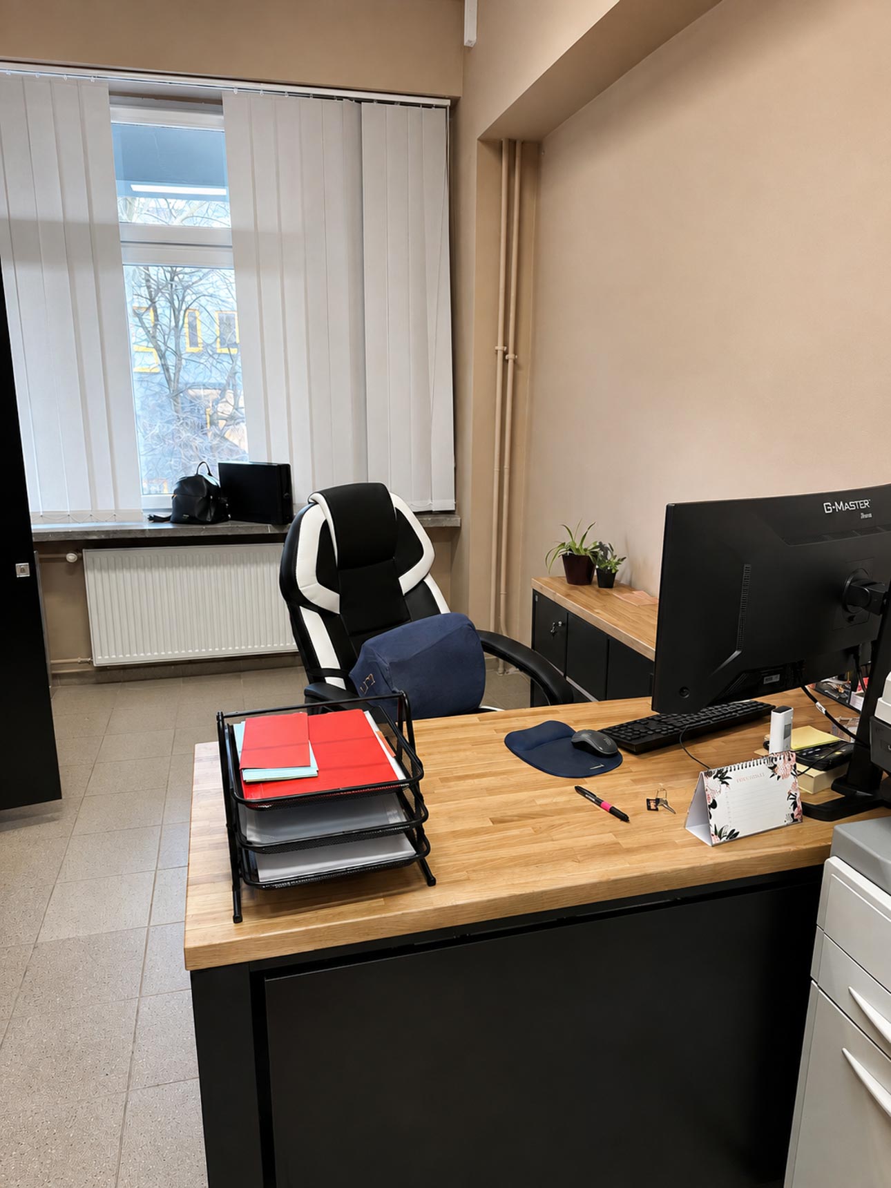 Corner desk with a wooden top for an office in Lublin