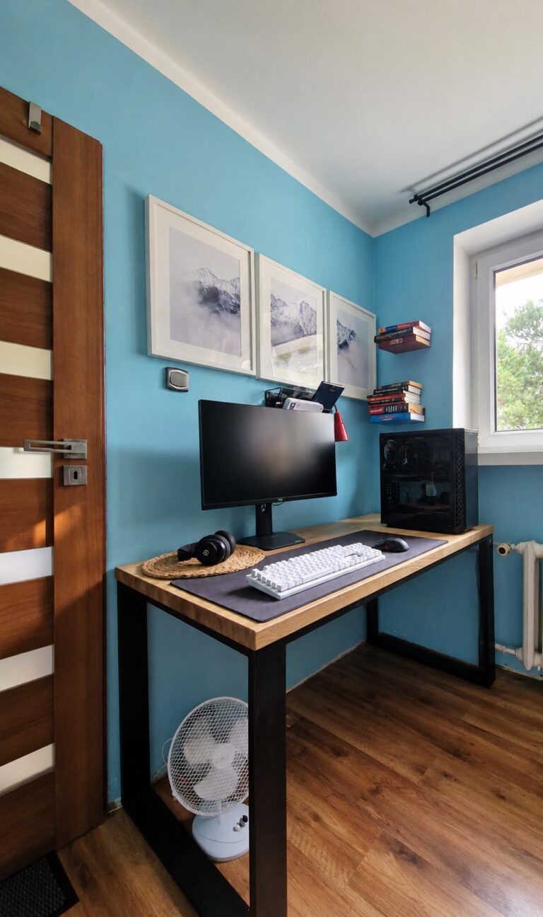 Desk with an oak top for a teenager's room