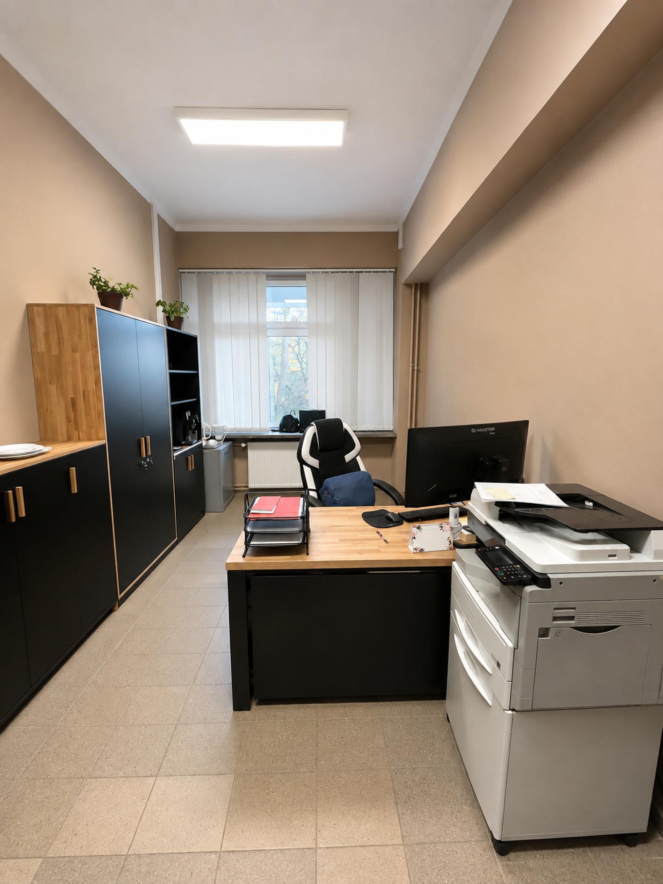 Biurko z przedłużoną blendą do gabinetu biurowego