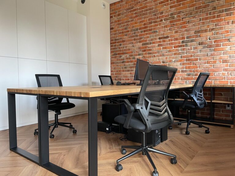 Workstations for accountants with wooden countertops