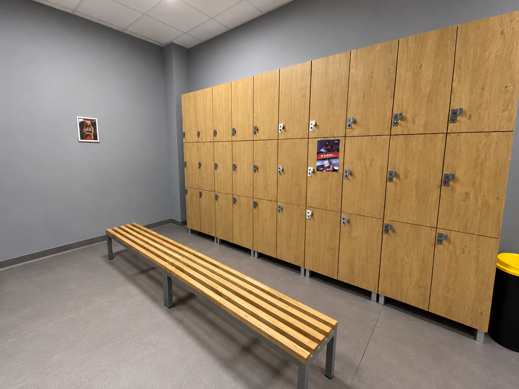 Szafki do szatni z płyty meblowej, z metalowymi zamkami do klubu fitness